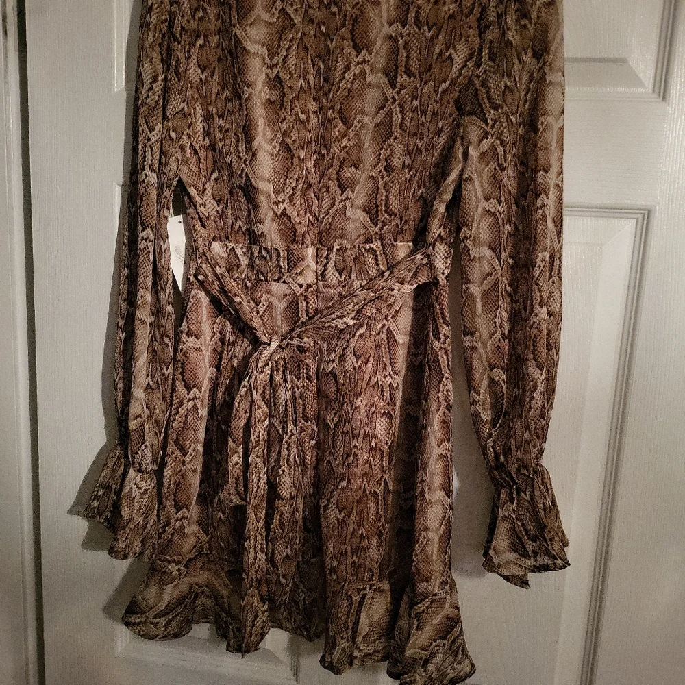 Mod On Trend Snake Dress - Picture 5 of 5